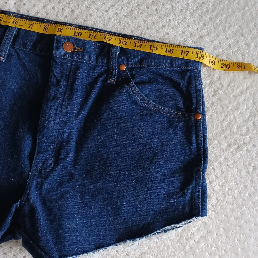 Vintage Wrangler High Waist Cut-Off Denim shorts - Picture 5 of 13
